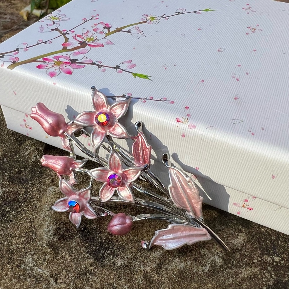 Lovely Spring Bouquet of Baby Pink Flowers Brooch - Picture 5 of 6